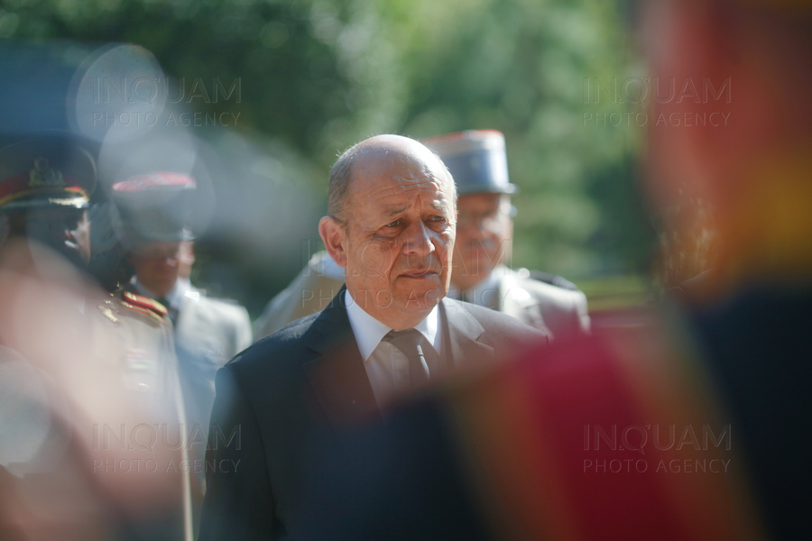 Ministrul francez al Apărării, Jean-Yves Le Drian participa la ceremonia de la Monumentul soldatilor francezi din Parcul Cismigiu, marti, 30 august 2016. Inquam Photos / George Calin