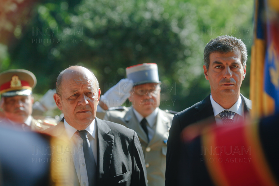 Ministrul francez al Apărării, Jean-Yves Le Drian si omologul sau roman, Mihnea Motoc, participa la ceremonia de la Monumentul soldatilor francezi din Parcul Cismigiu, marti, 30 august 2016. Inquam Ph