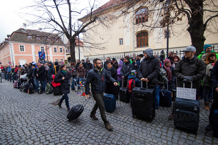 SIBIU - PROTEST - VALIZE - SIT-IN