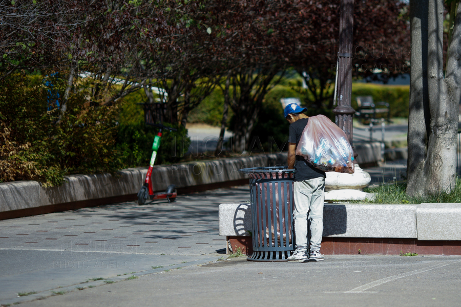 ILUSTRATIE - PETURI - RECICLARE - BUCURESTI - 08 AUG 2024