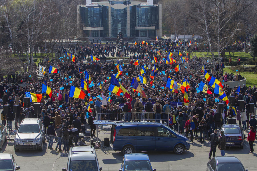 Cetateni Moldoveni si Romani au participat la un mars cu ocazia aniversarii a 98a a Marii Uniri