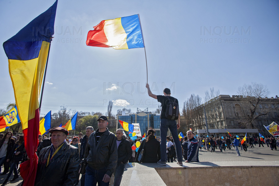 Cetateni Moldoveni si Romani au participat la un mars cu ocazia aniversarii a 98a a Marii Uniri